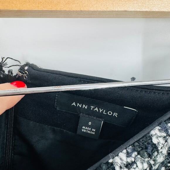 Ann Taylor Black White Tweed Boucle A-Line Mini Skirt Size 0 Work Classic - Picture 3 of 6